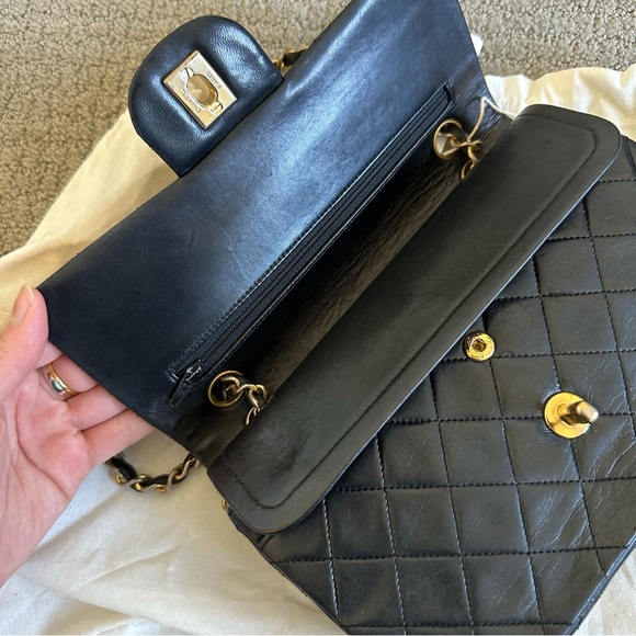 Vintage authentic chanel classic double flap medium with gold hardware lambskin - Picture 8 of 13
